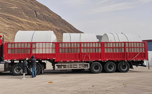 夏河塑料桶装车完毕准备运输中