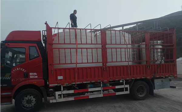 夏河立式运输桶安排发货现场